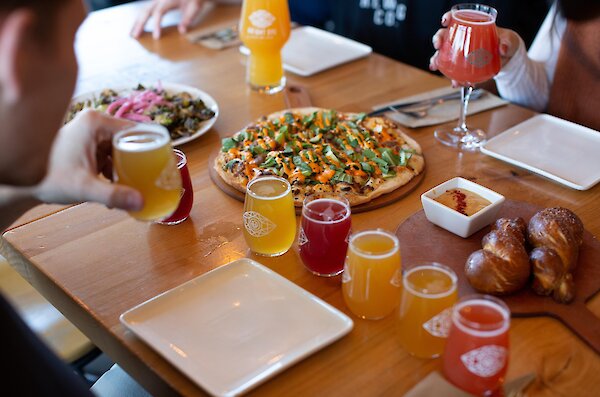 A group of friends eating and drinking at Bright Eye Brewing located in 168飞行艇体彩官方直播网-幸运体彩历史结果记录168飞艇官方开奖网®Kamloops, British Columbia.