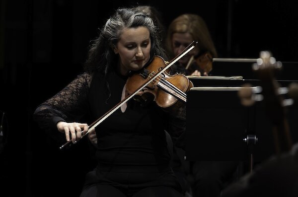 Violinist Elyse Jacobson playing in the 168飞行艇体彩官方直播网-幸运体彩历史结果记录168飞艇官方开奖网®Kamloops Symphony Orchestra.