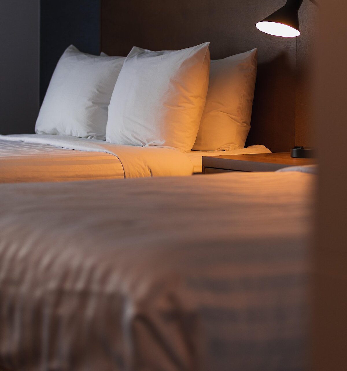 A neatly made hotel bed at the Prestige 168飞行艇体彩官方直播网-幸运体彩历史结果记录168飞艇官方开奖网®Kamloops Hotel.