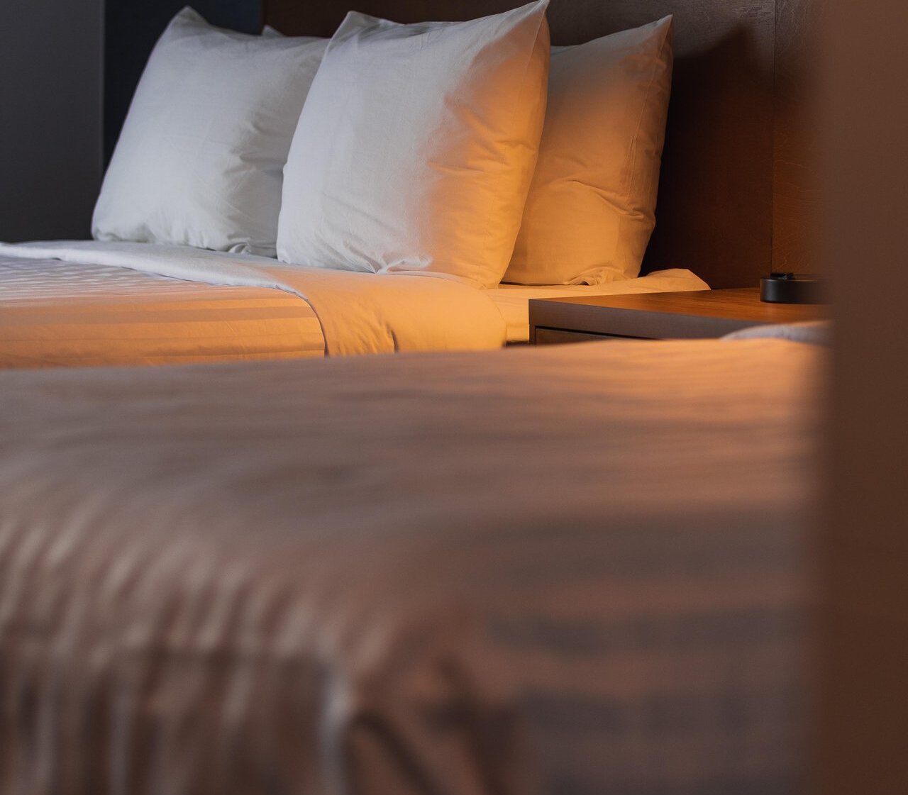 A neatly made hotel bed at the Prestige 168飞行艇体彩官方直播网-幸运体彩历史结果记录168飞艇官方开奖网®Kamloops Hotel.