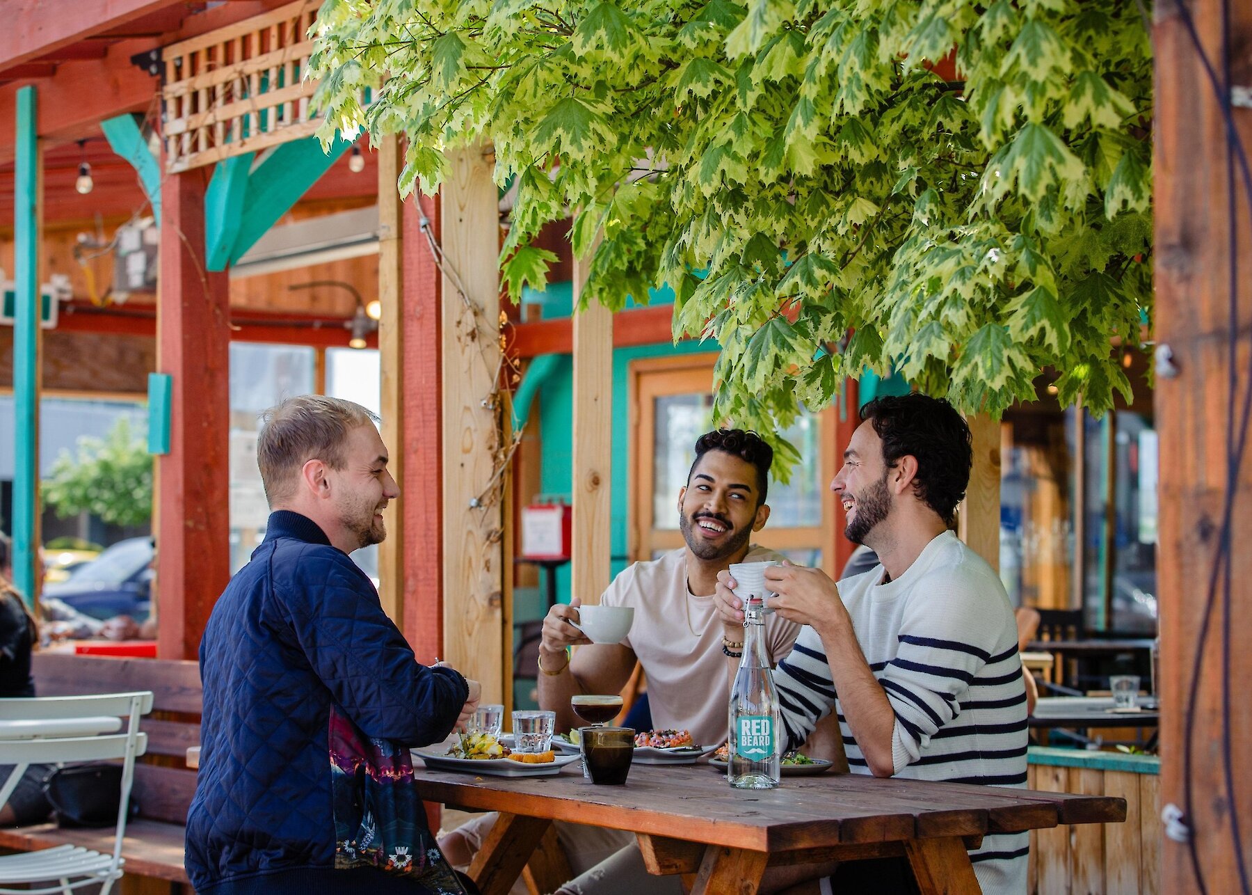 A group of friends enjoying patio dining at Red Beard Cafe in 168飞行艇体彩官方直播网-幸运体彩历史结果记录168飞艇官方开奖网®Kamloops, BC.