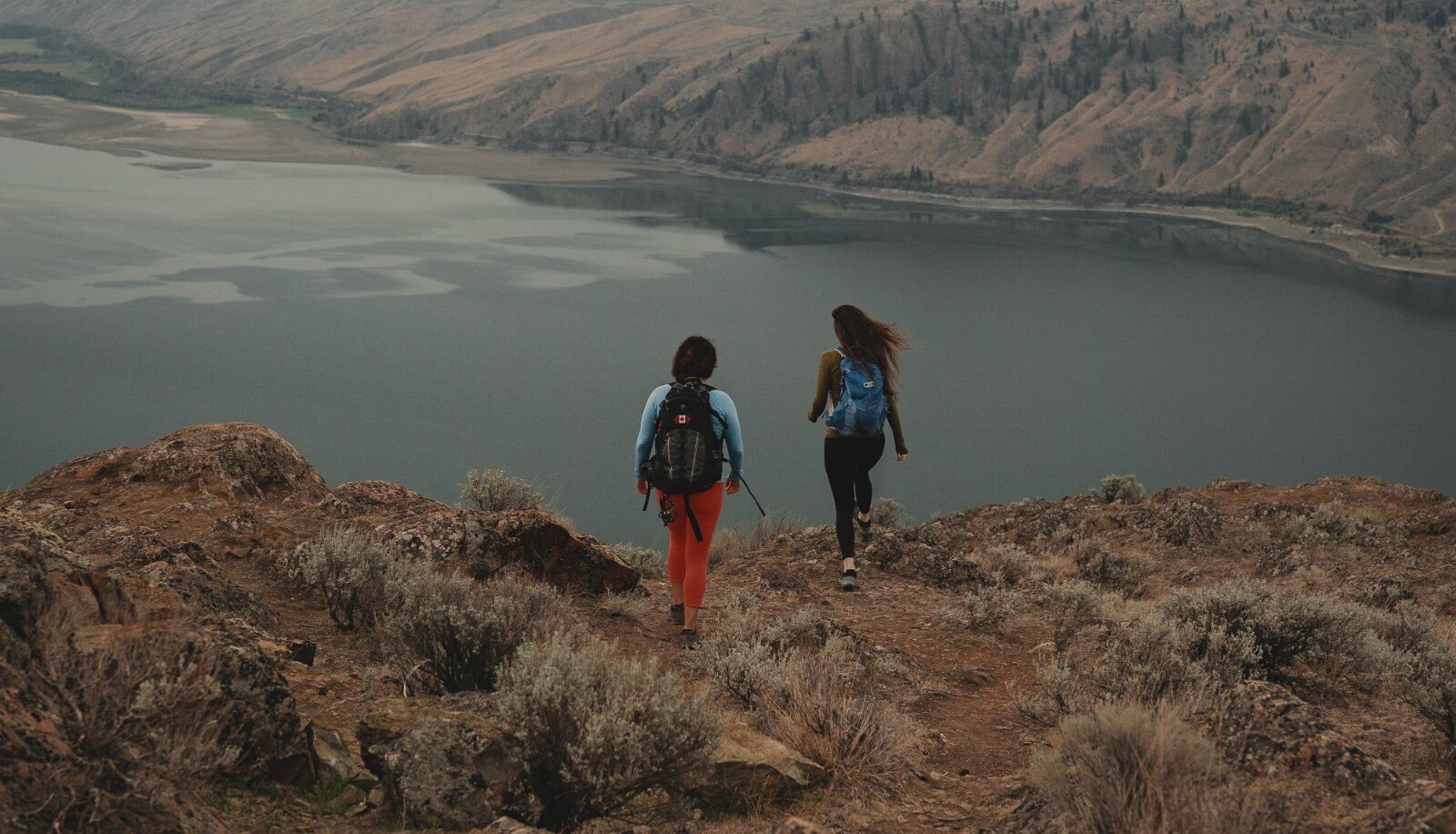 Two women hiking Battle Bluff Trail in the Lac du Bois Grasslands in Kamloops, BC.